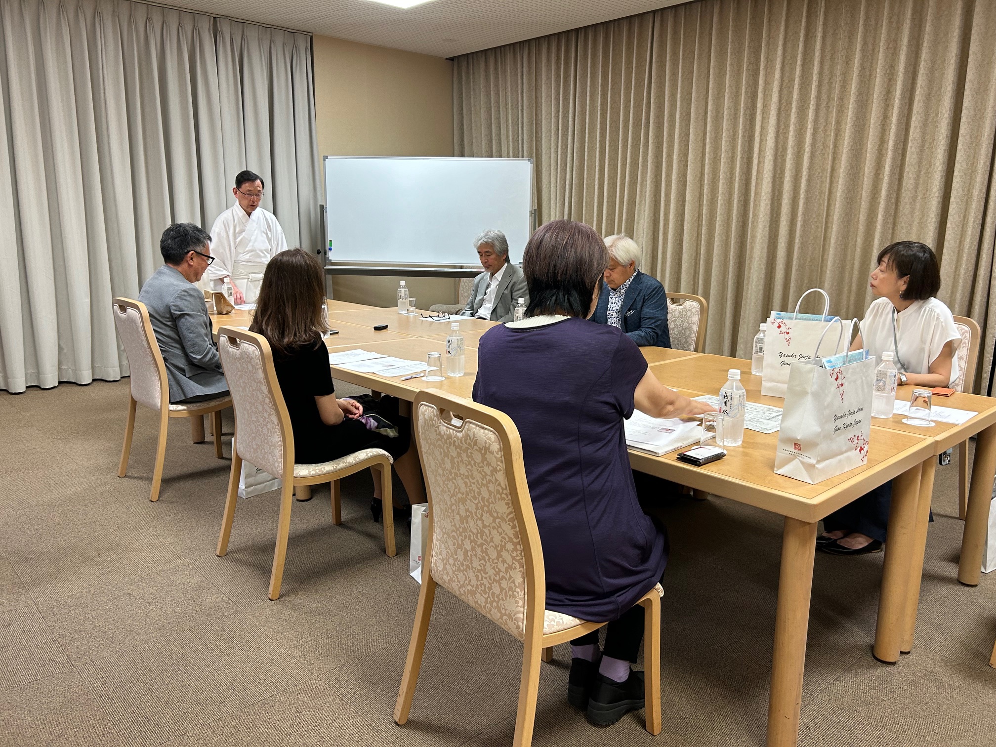 研究会開始前、八坂神社常磐新殿の会場風景