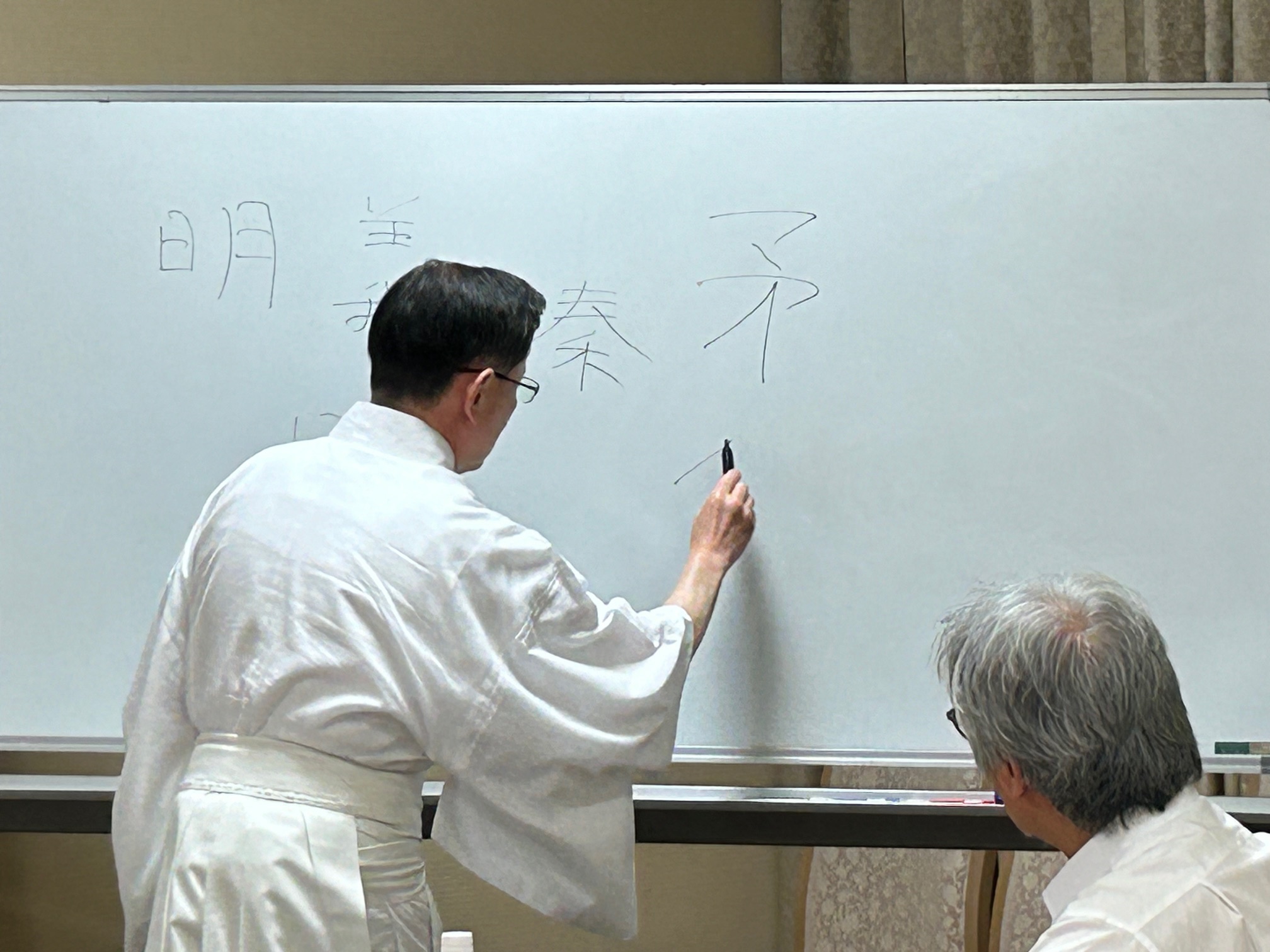 講師の野村宮司が祇園祭の歴史について説明している様子