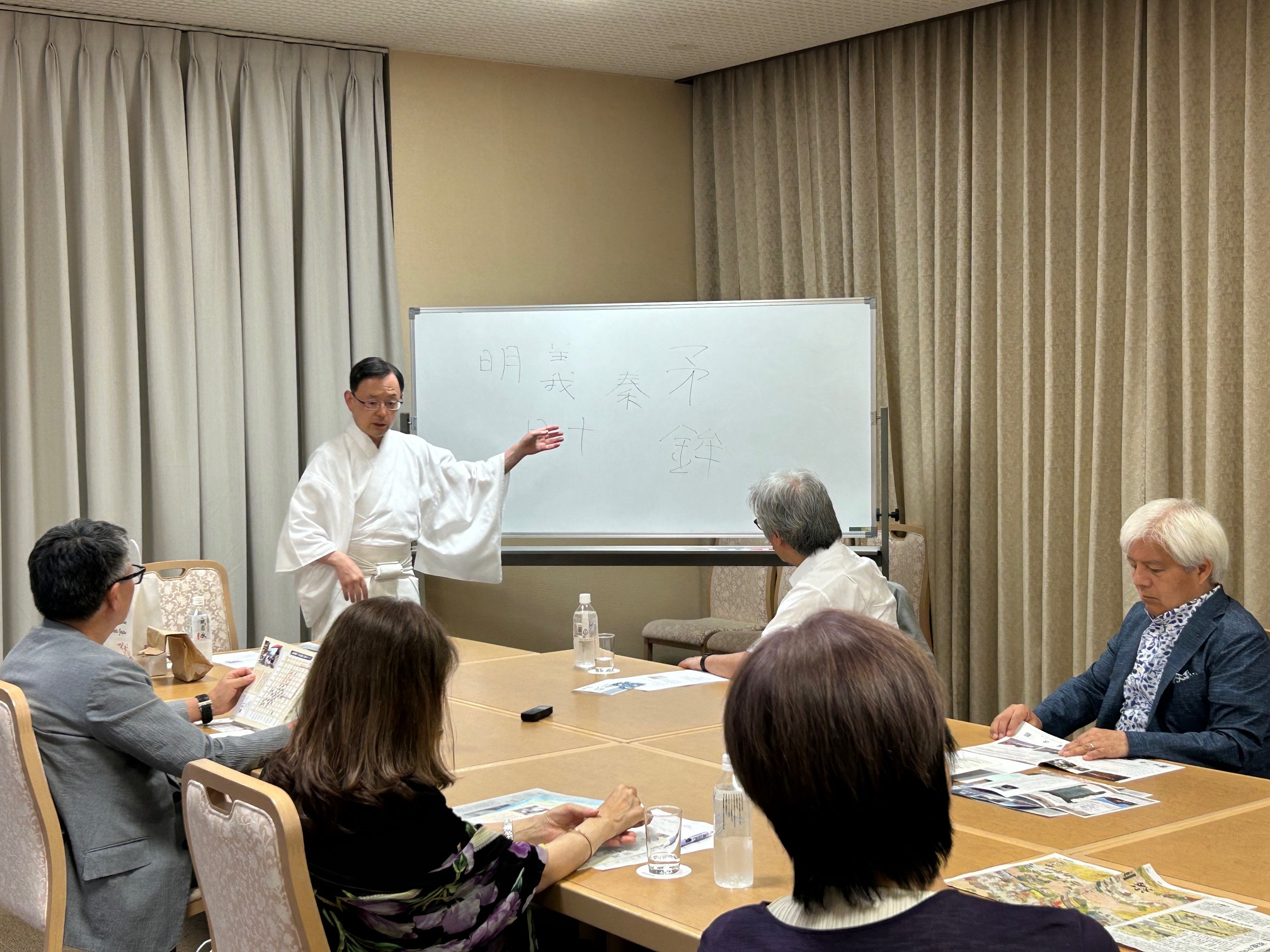 祇園祭の山鉾の図版や資料を用いて象徴性を説明するシーン