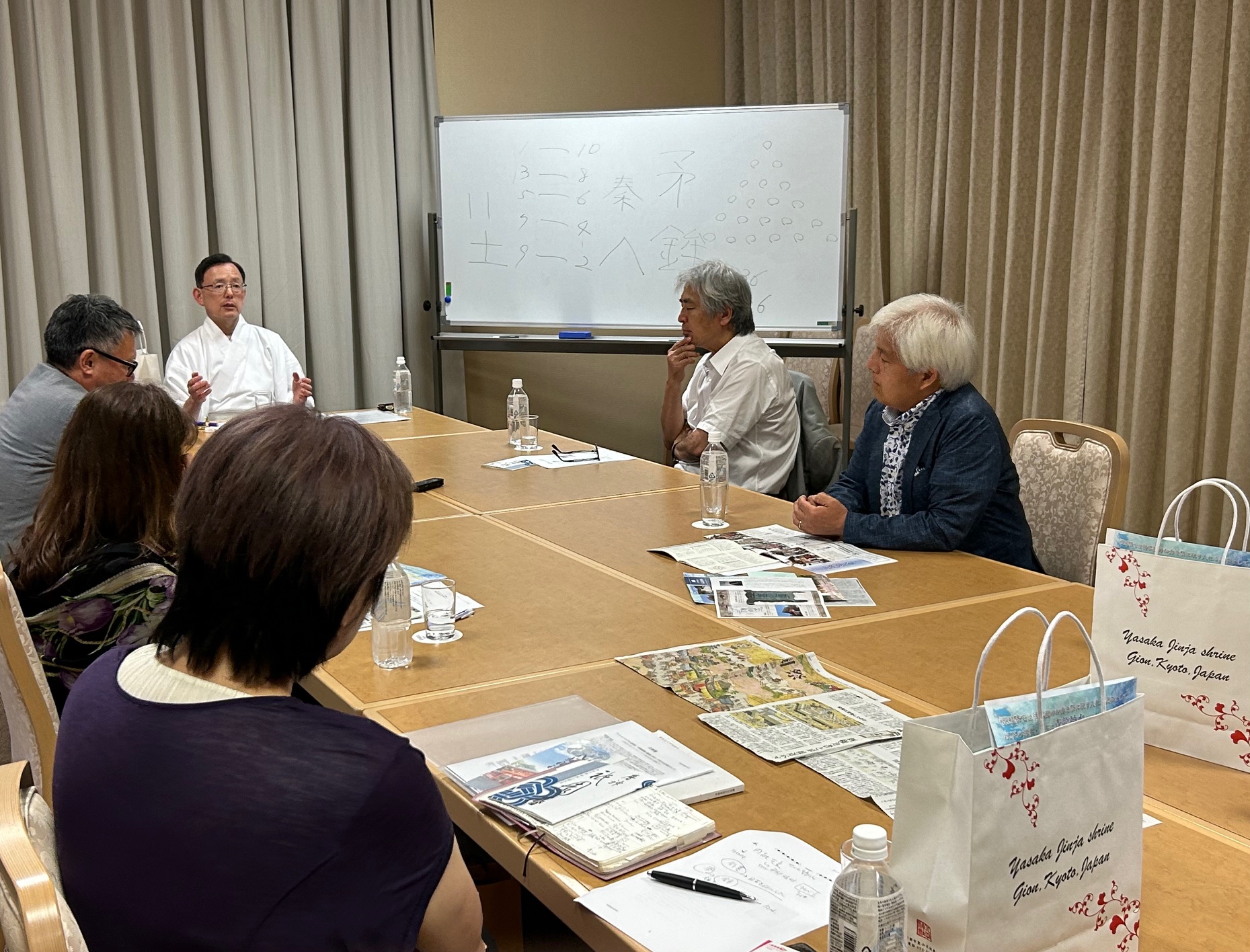 参加者が講義資料を見ながら意見を交わす様子