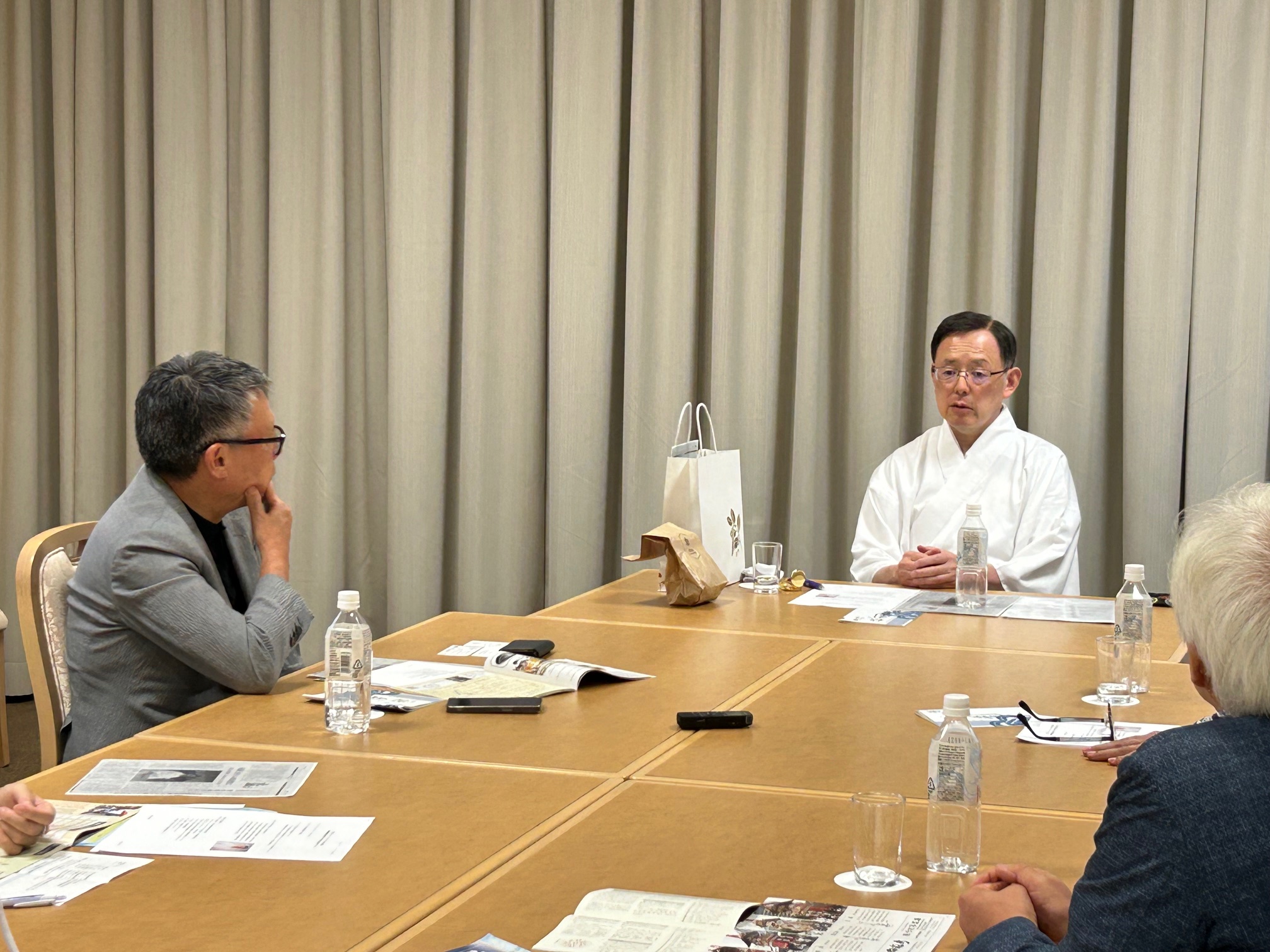 講義終了後の集合写真または歓談風景