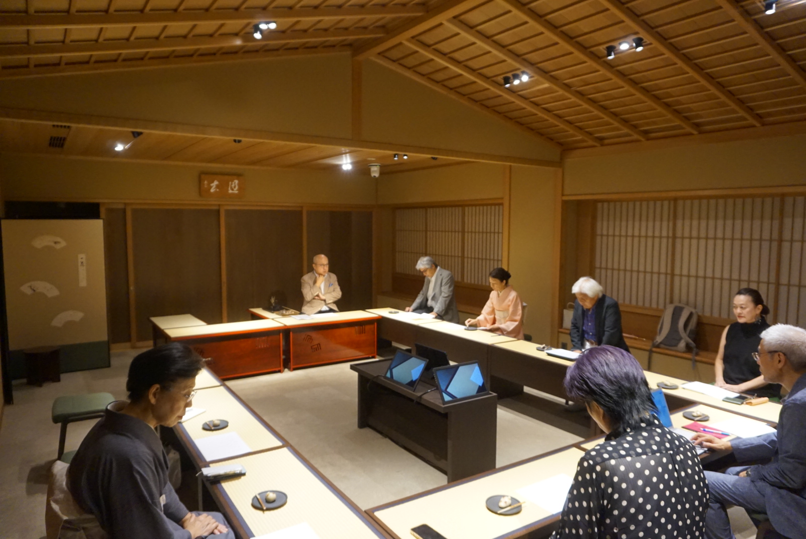 薫習館の一室で、香の道具が準備された会場全景