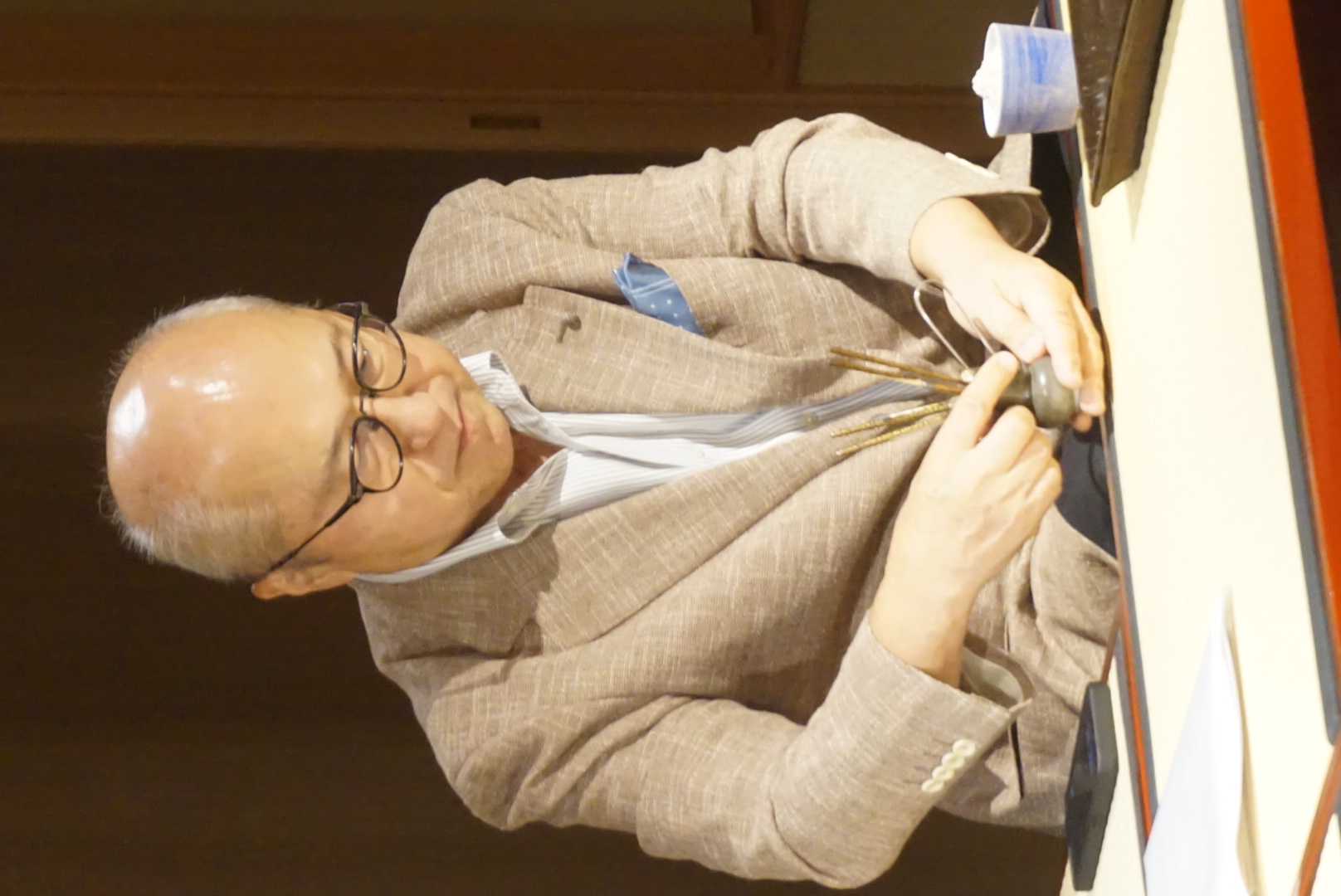 講師の畑氏が香文化の歴史や三つの世界について説明している様子