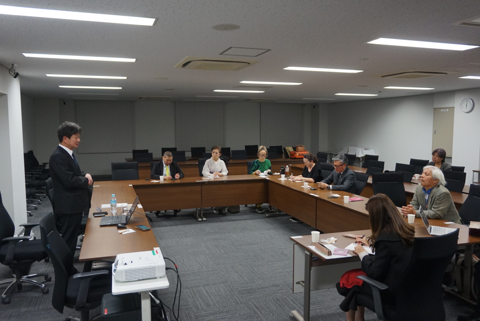 研究会終了後、講師と参加者が上賀茂神社の結婚式や観光・ビジネスとの接点について談笑している様子。