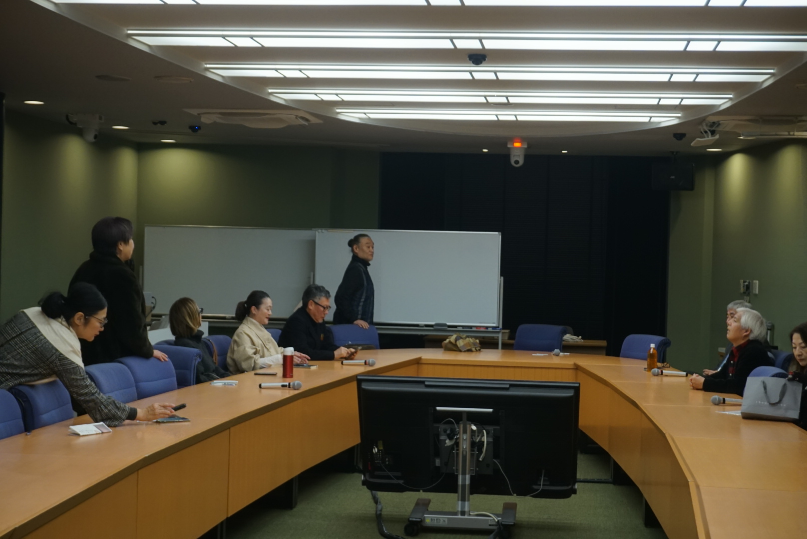 寒梅館大会議室に参加者が着席し、研究会が始まる直前の会場全景