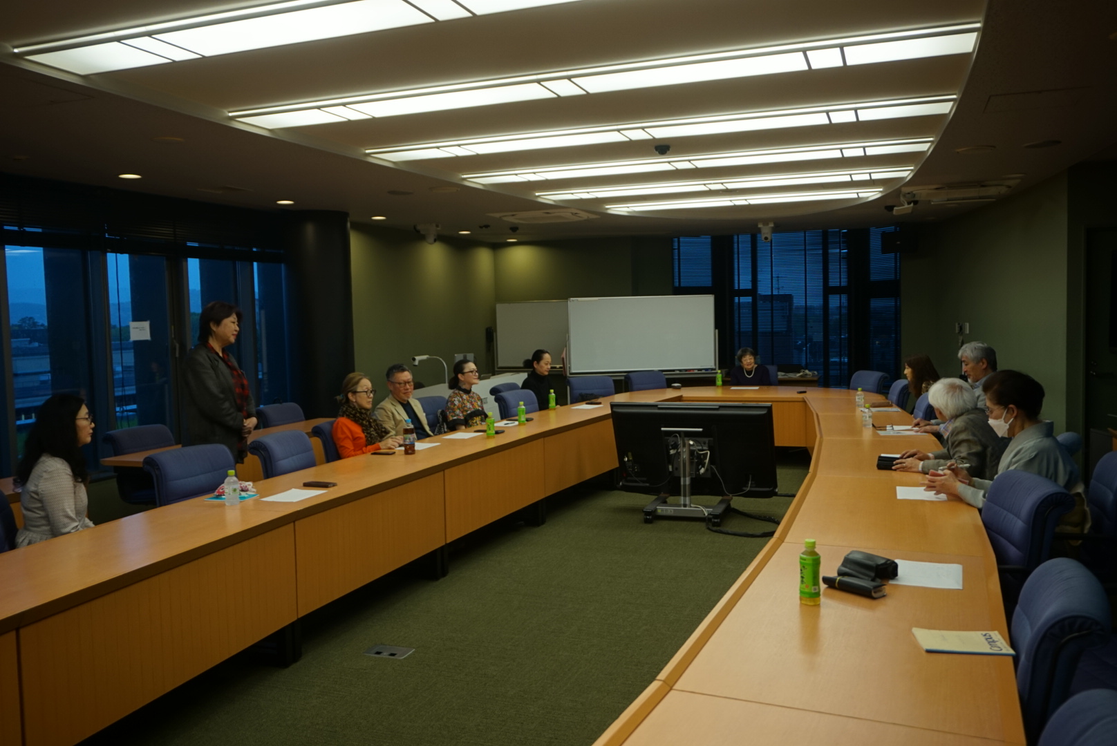 寒梅館の大会議室に参加者が着席している会場全景