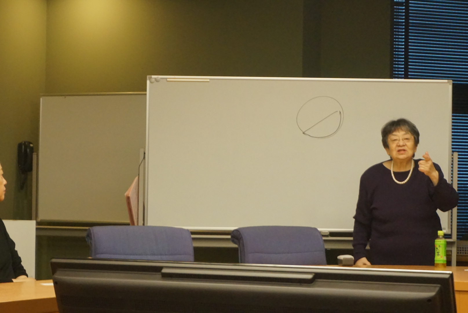 古筆や和歌と月との関係について解説する講師の様子