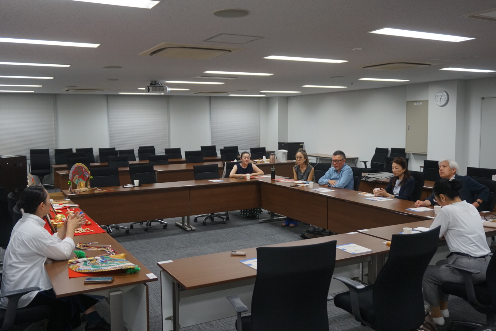 研究会冒頭、講師と参加者が着席した全体風景