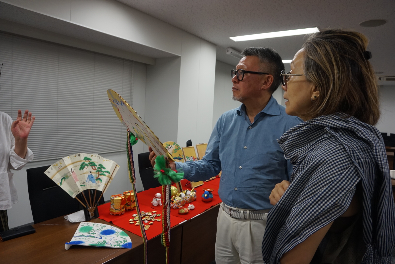 完成品の貝合わせや作品を囲んで、参加者が近くで鑑賞している様子